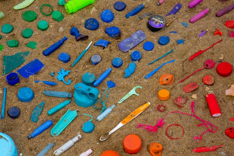 plastica colorata sulla spiaggia copertina per cosa sono le microplastiche